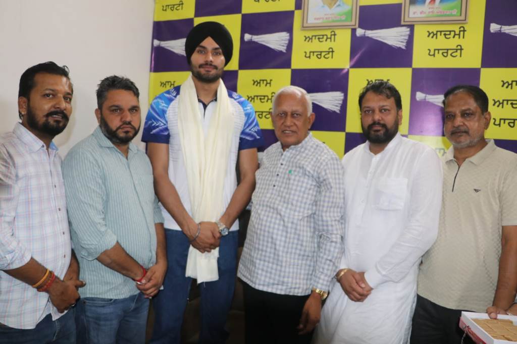 Minister Goyal honours international volleyball player from Halka Lehra
